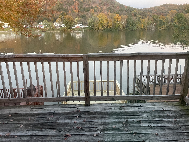 Beautiful 2 bed/ 1 1/2 bath riverfront townhouse - Photo 2