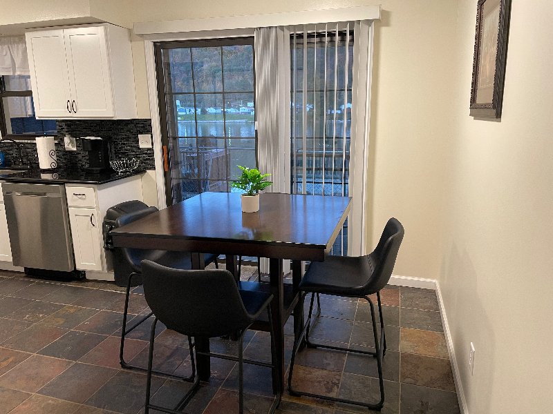 Beautiful 2 bed/ 1 1/2 bath riverfront townhouse - Photo 8