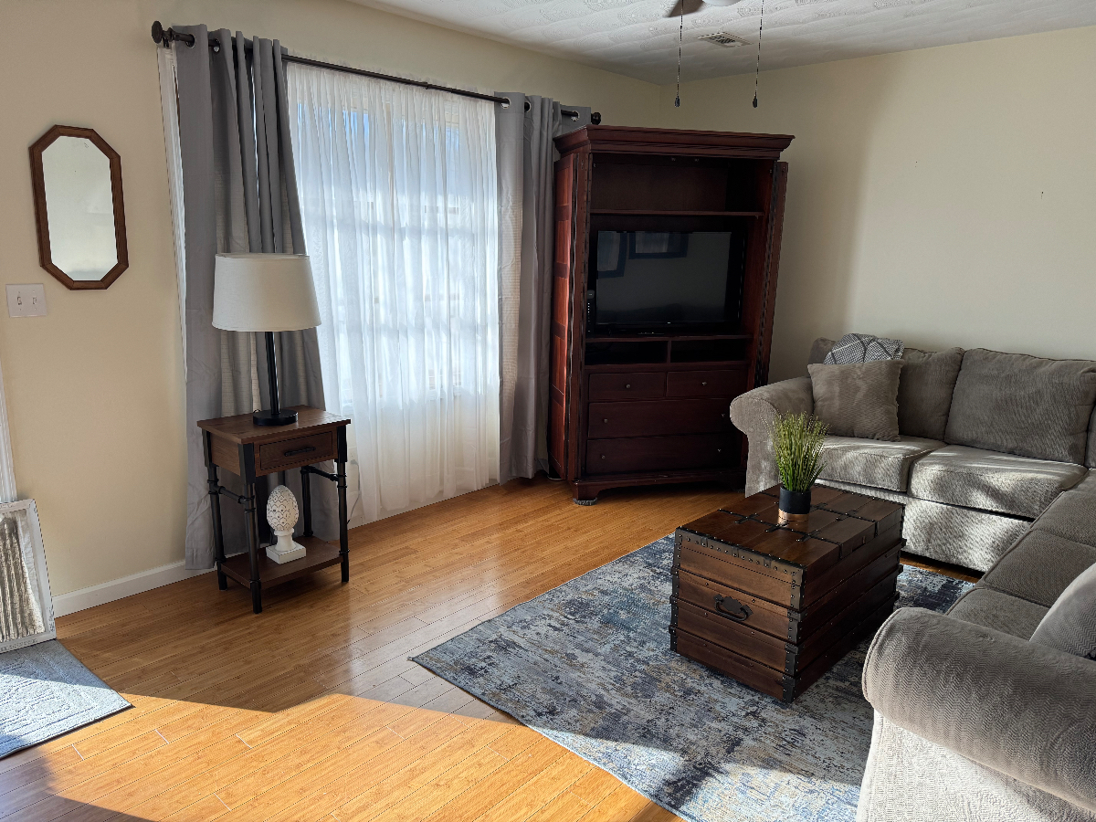 Beautiful 2 bed/ 1 1/2 bath riverfront townhouse - Photo 12