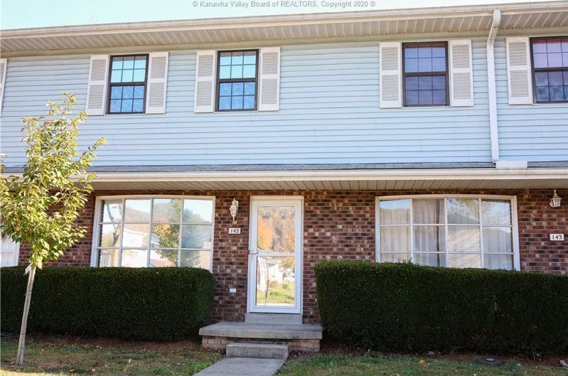 Beautiful 2 bed/ 1 1/2 bath riverfront townhouse - Photo 1