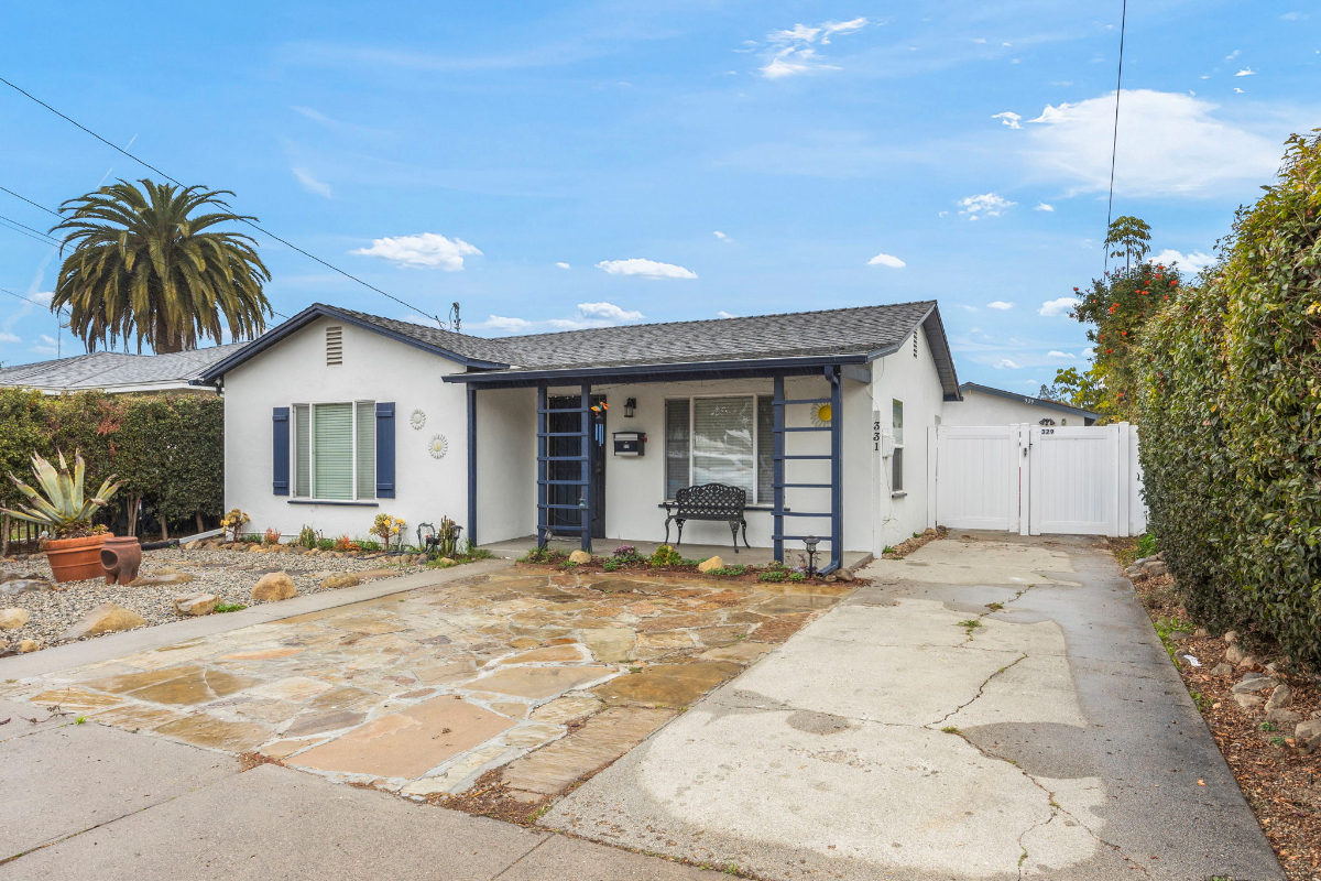 Close to beach, 2 bed/1bath - Large Yard, Pet friendly - Photo 1