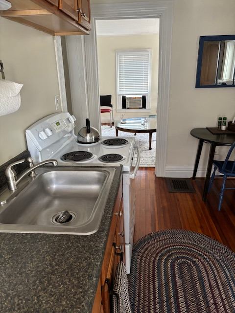 Private 1 Bedroom Apt in NOTA with 3 season porch - Photo 2