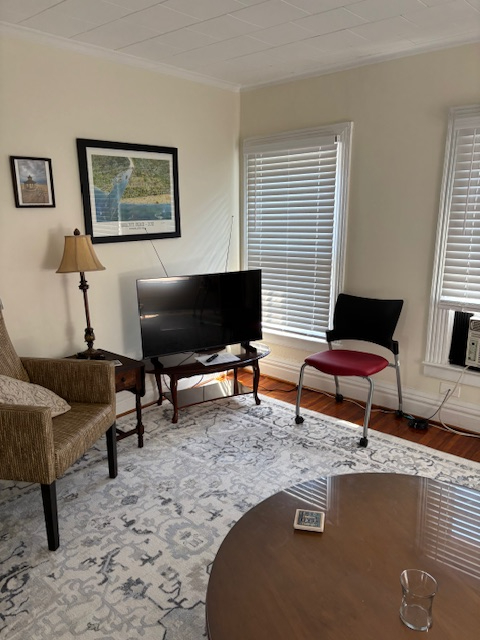 Private 1 Bedroom Apt in NOTA with 3 season porch - Photo 11
