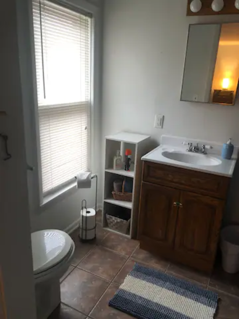 Private 1 Bedroom Apt in NOTA with 3 season porch - Photo 10