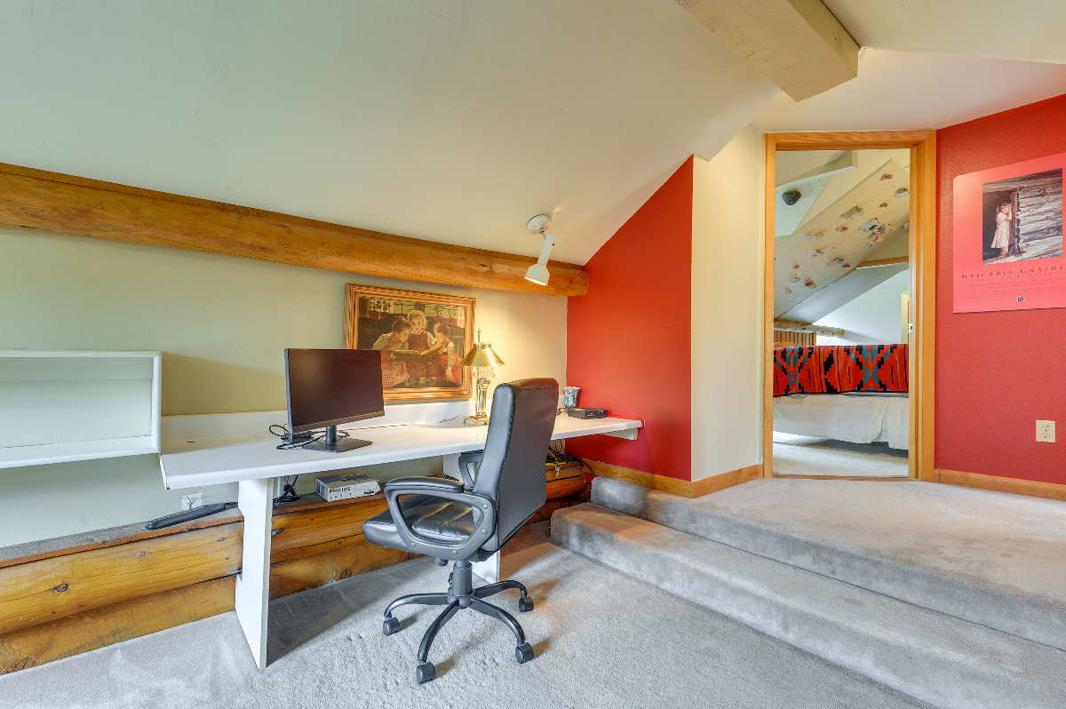 Creekside unit in town with country feel. Private and quiet - Photo 12