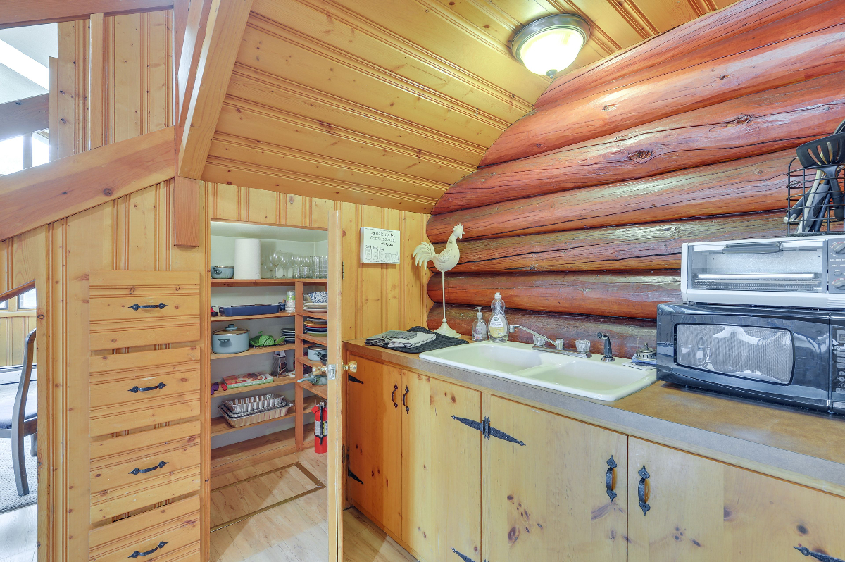 Creekside unit in town with country feel. Private and quiet - Photo 8