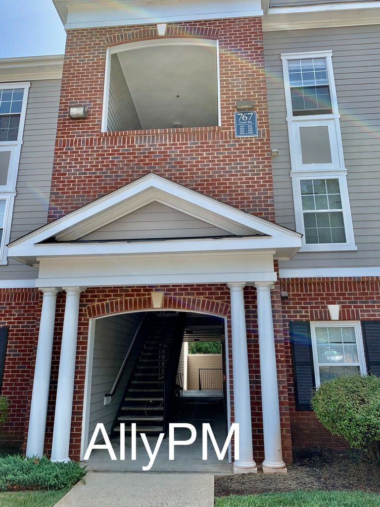 All inclusive, newly renovated, bedrooms with common space AND a fitness room, all in a safe gated community. Room D