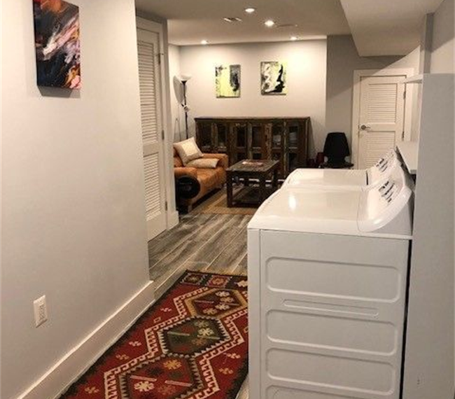 Modern renovated basement apartment in single family house - Photo 10