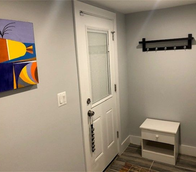 Modern renovated basement apartment in single family house - Photo 11