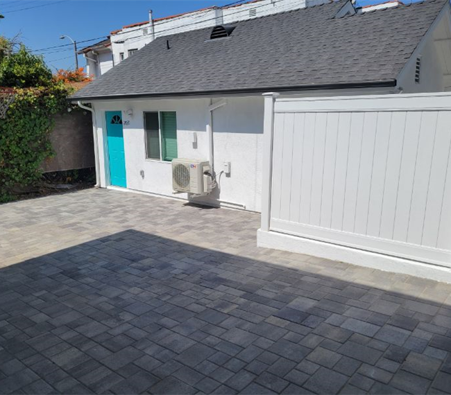 Centrally located in Los Angeles a quiet cottage with private access near Hospitals - Photo 1