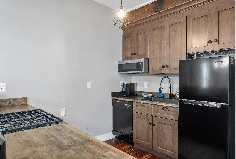 Charming Newly Renovated 2 BR/1 BA Apt on Broad St