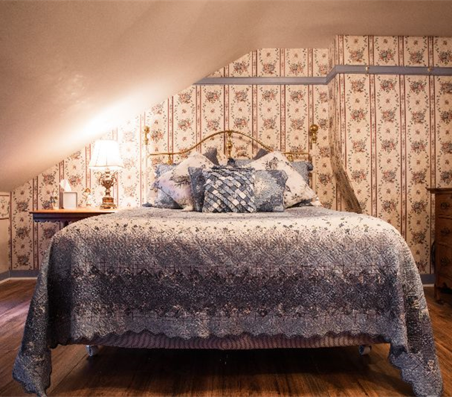 Queen Room, In-Room Shower - Louisa's Hideaway
