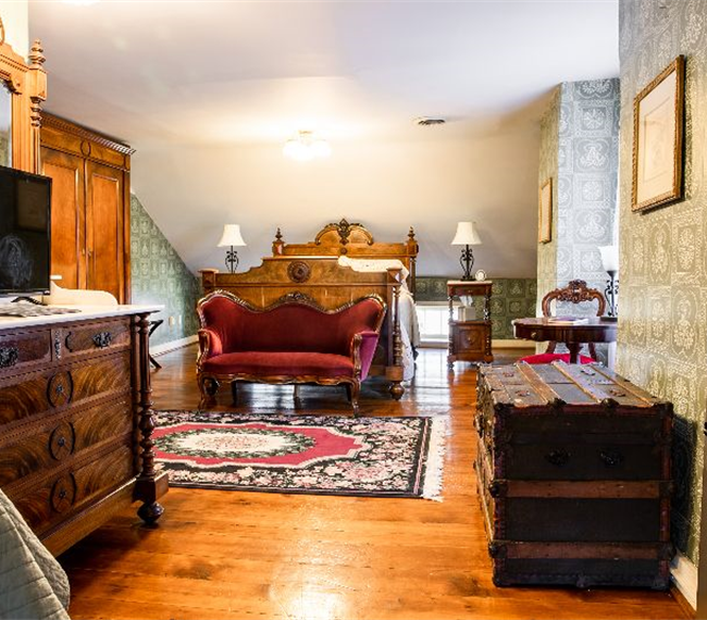 Queen Room, In-Room Shower - J. Albert's