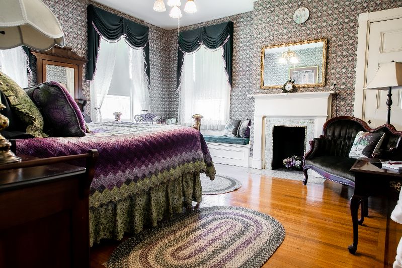 Queen Room, Private Bath - Belle's Garden