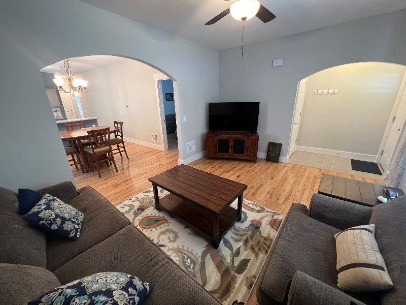 Spacious 2BR Upper Flat - Photo 6