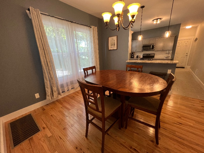 Spacious 2BR Upper Flat - Photo 8
