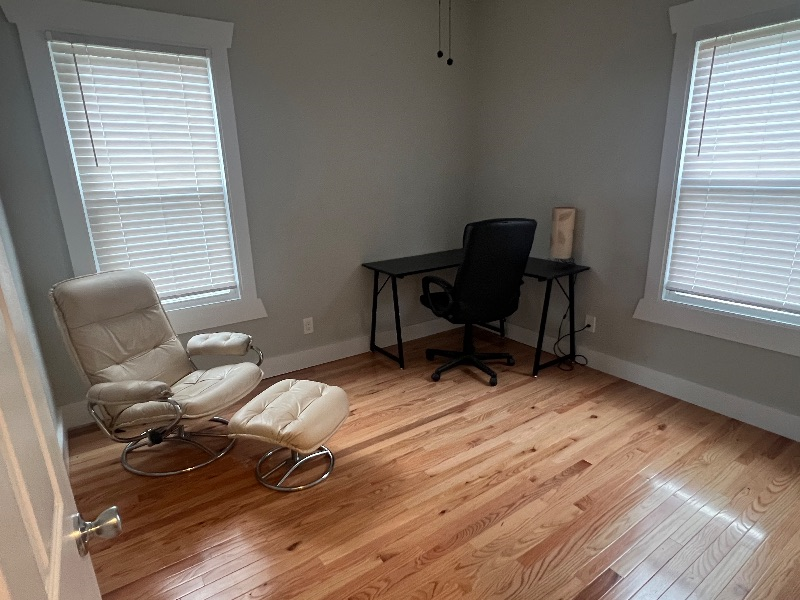 Spacious 2BR Upper Flat - Photo 9