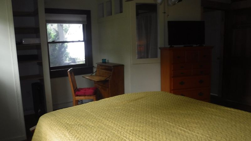 Private room with private bath - Photo 3