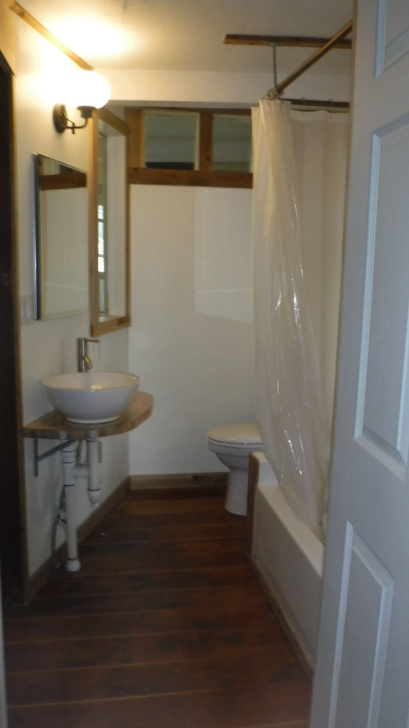 Private room with private bath - Photo 6
