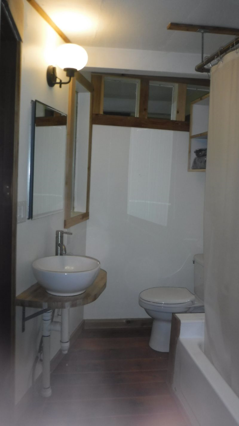 Private room with private bath - Photo 9