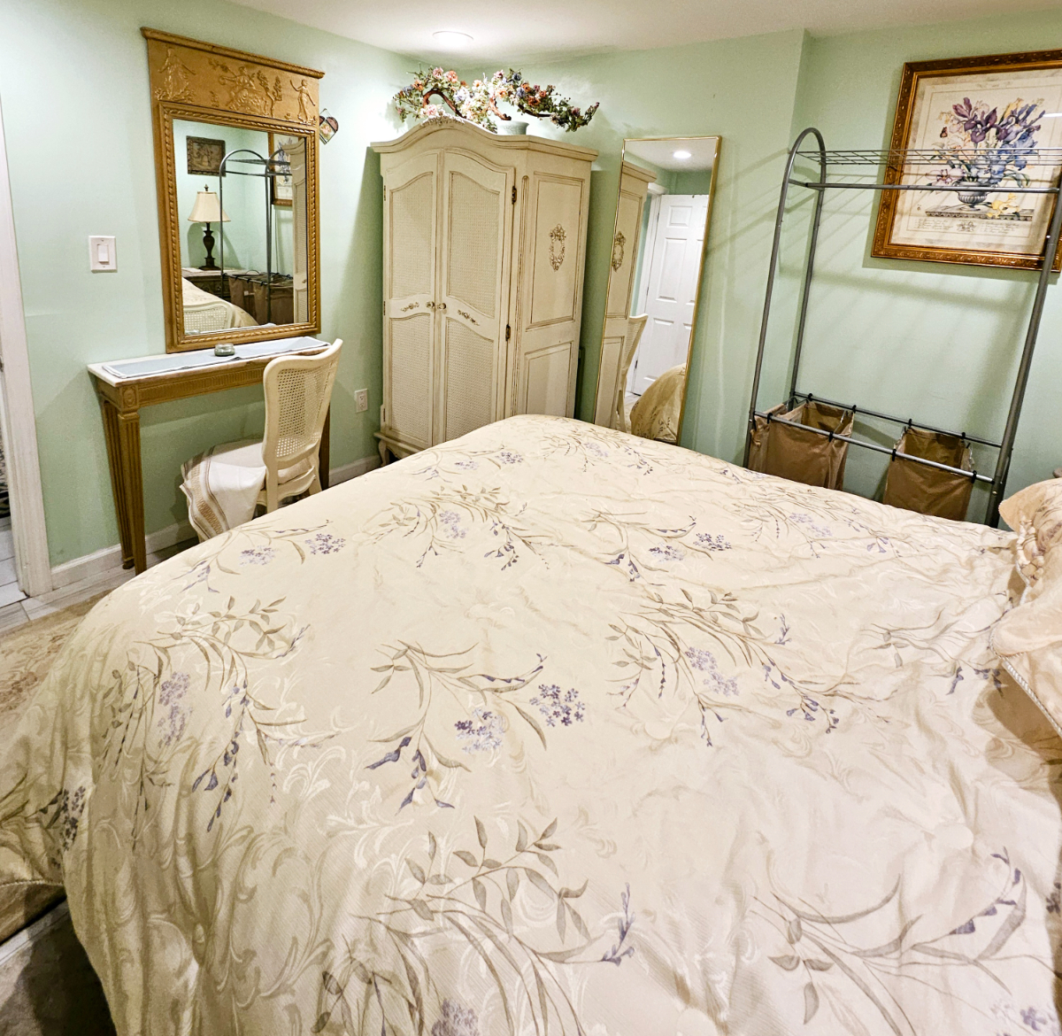 1 Bedroom Private Entrance Fully Furnished Apartment Free Parking Utilities Included Pet Friendly Qu - Photo 1