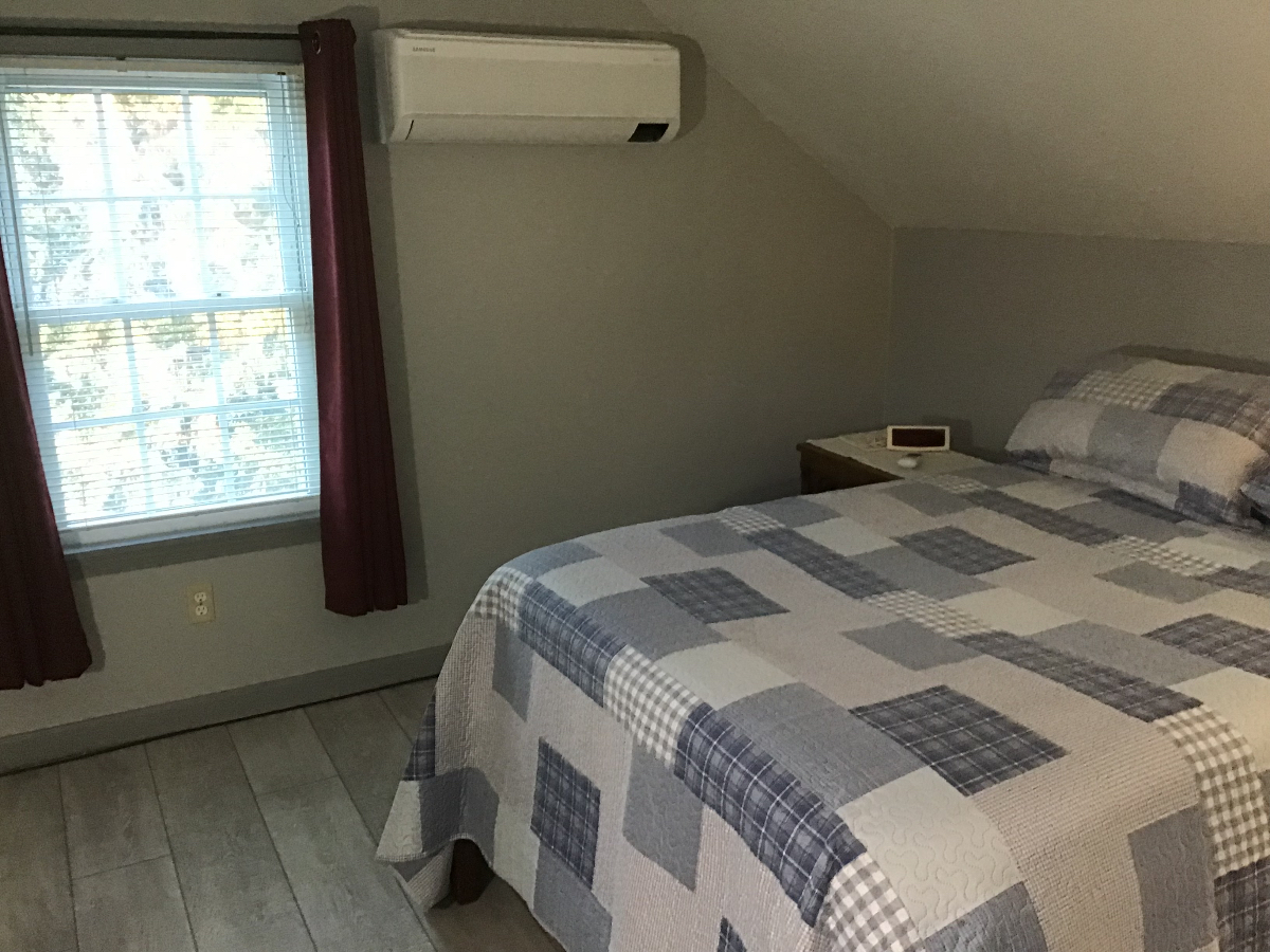 Room in quiet residential area- shared kitchen, laundry. Private bath - Photo 1