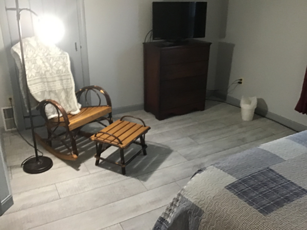 Room in quiet residential area- shared kitchen, laundry. Private bath - Photo 2