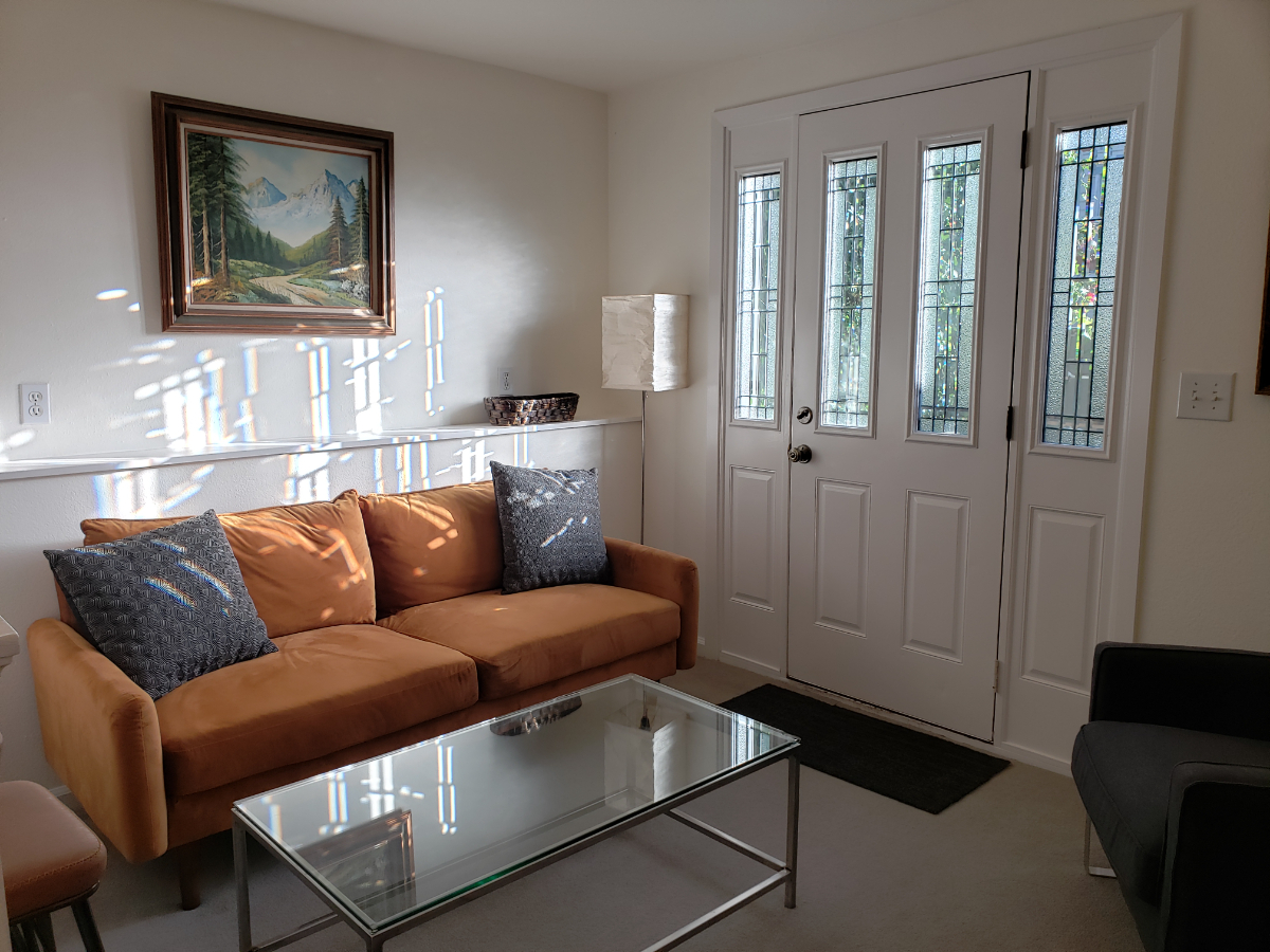 Beautiful 1br+ separate office backyard in unit W/D - Photo 2