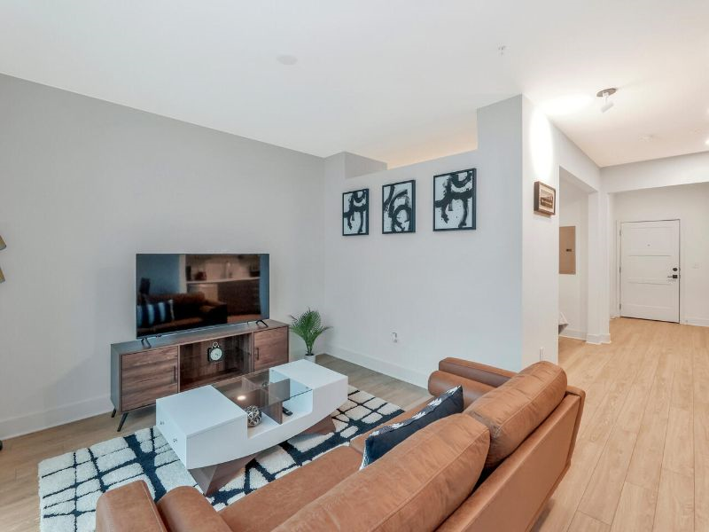 Luxury 1BD APT With Great Amenities