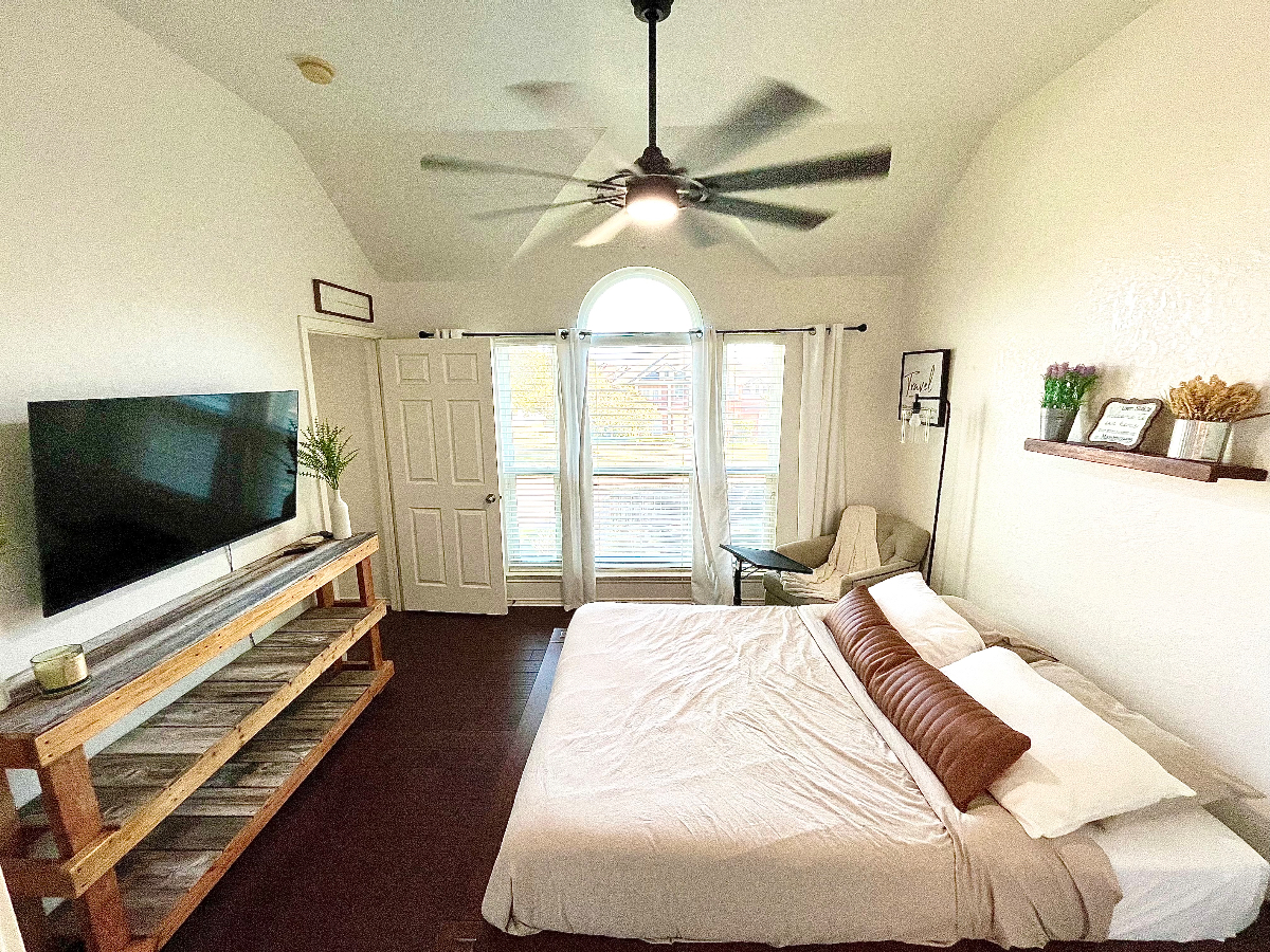 Stone Oak - Brown Room