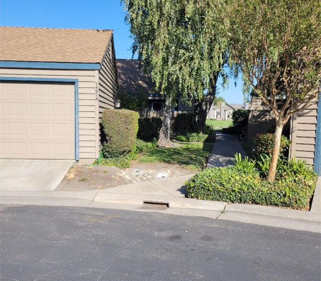 Gated Condominium on a private lake - Photo 2