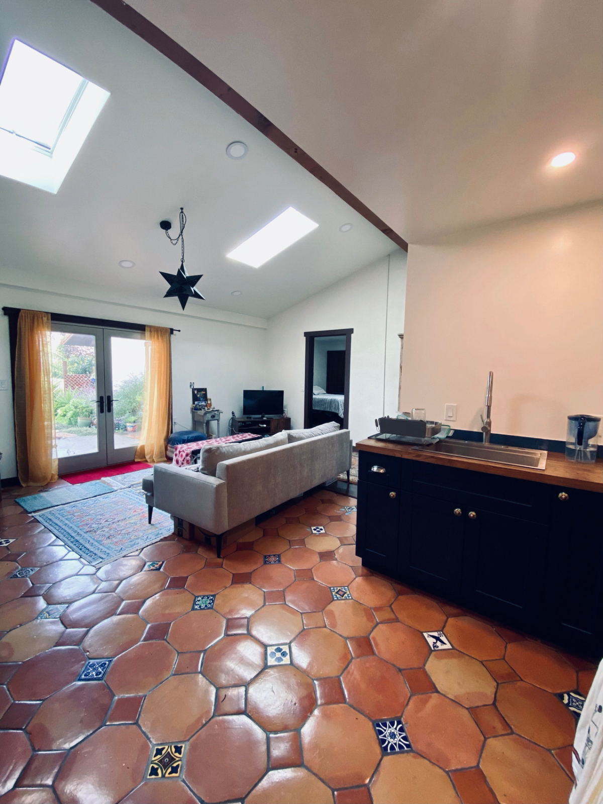 Sunny private entry 1BR/1ba