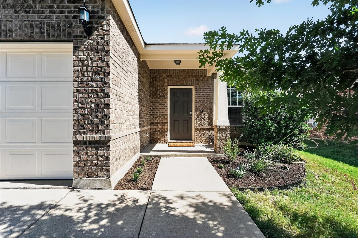 Adorable Home in Amazing Neighborhood- Lazy river, fishing ponds, Olympic pool - Photo 2