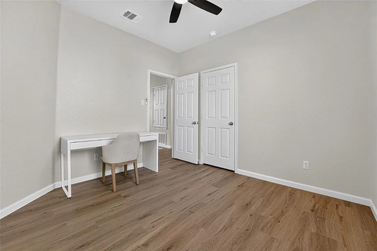 Adorable Home in Amazing Neighborhood- Lazy river, fishing ponds, Olympic pool - Photo 12