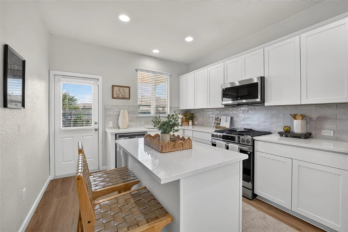 Adorable Home in Amazing Neighborhood- Lazy river, fishing ponds, Olympic pool - Photo 3