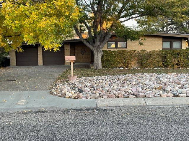 Cozy Home in Quiet Neighborhood - Photo 2