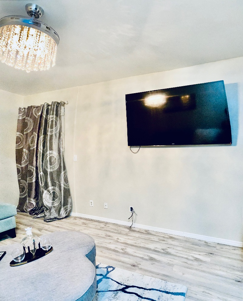 Top-Floor Bankers Hill 1BR | Garage Parking | Walk to Little Italy & Balboa Park - Photo 4