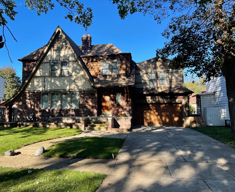 Beautiful historical home close to everything Small