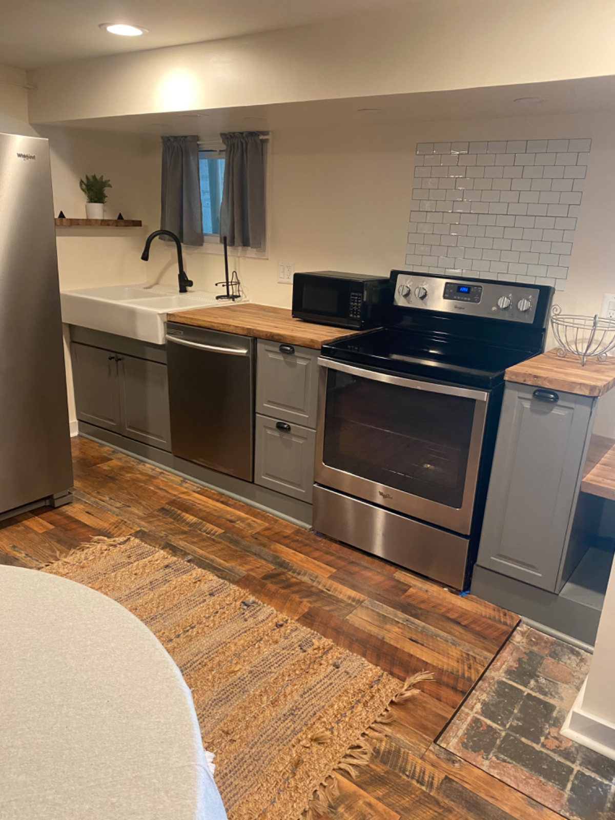 Quiet Newly Renovated 2bdr Basement Apartment - Photo 4