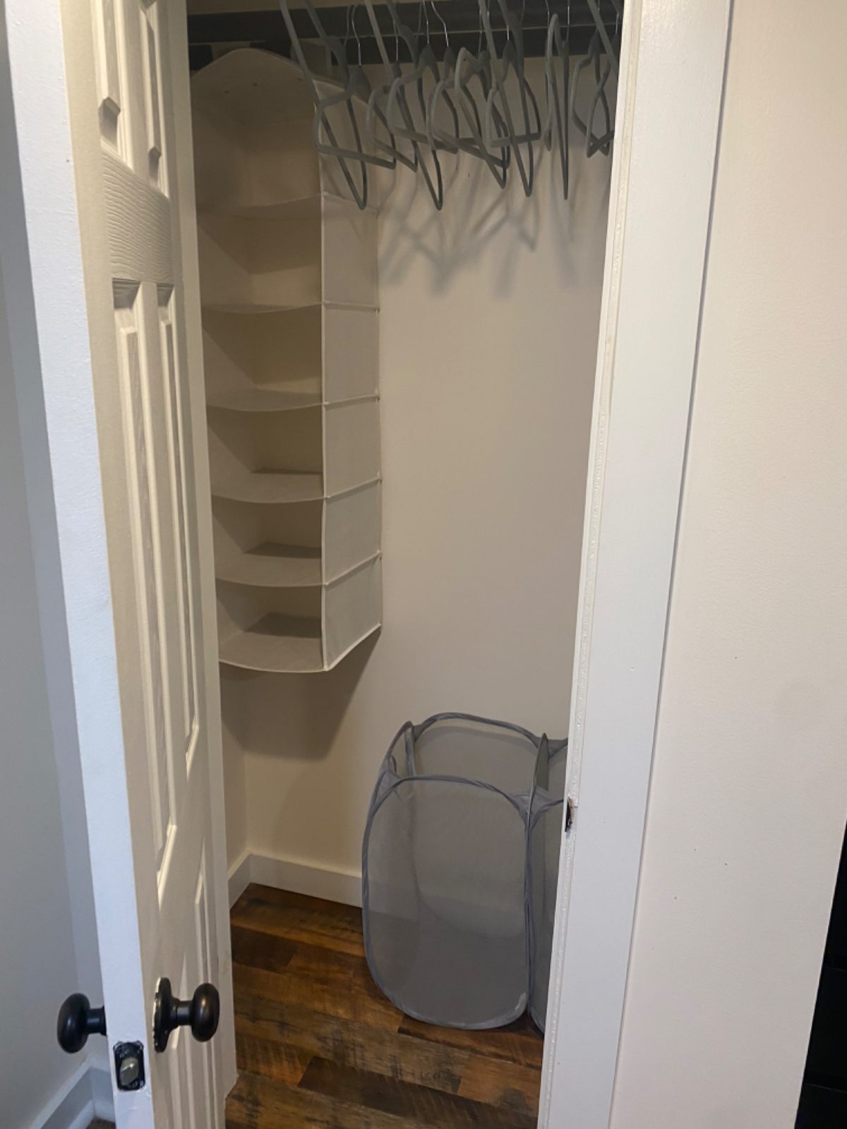 Quiet Newly Renovated 2bdr Basement Apartment - Photo 12