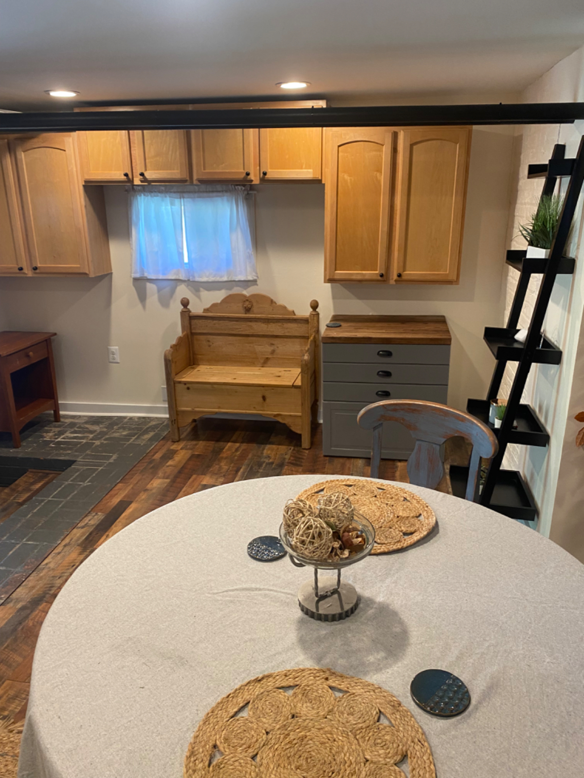 Quiet Newly Renovated 2bdr Basement Apartment - Photo 3