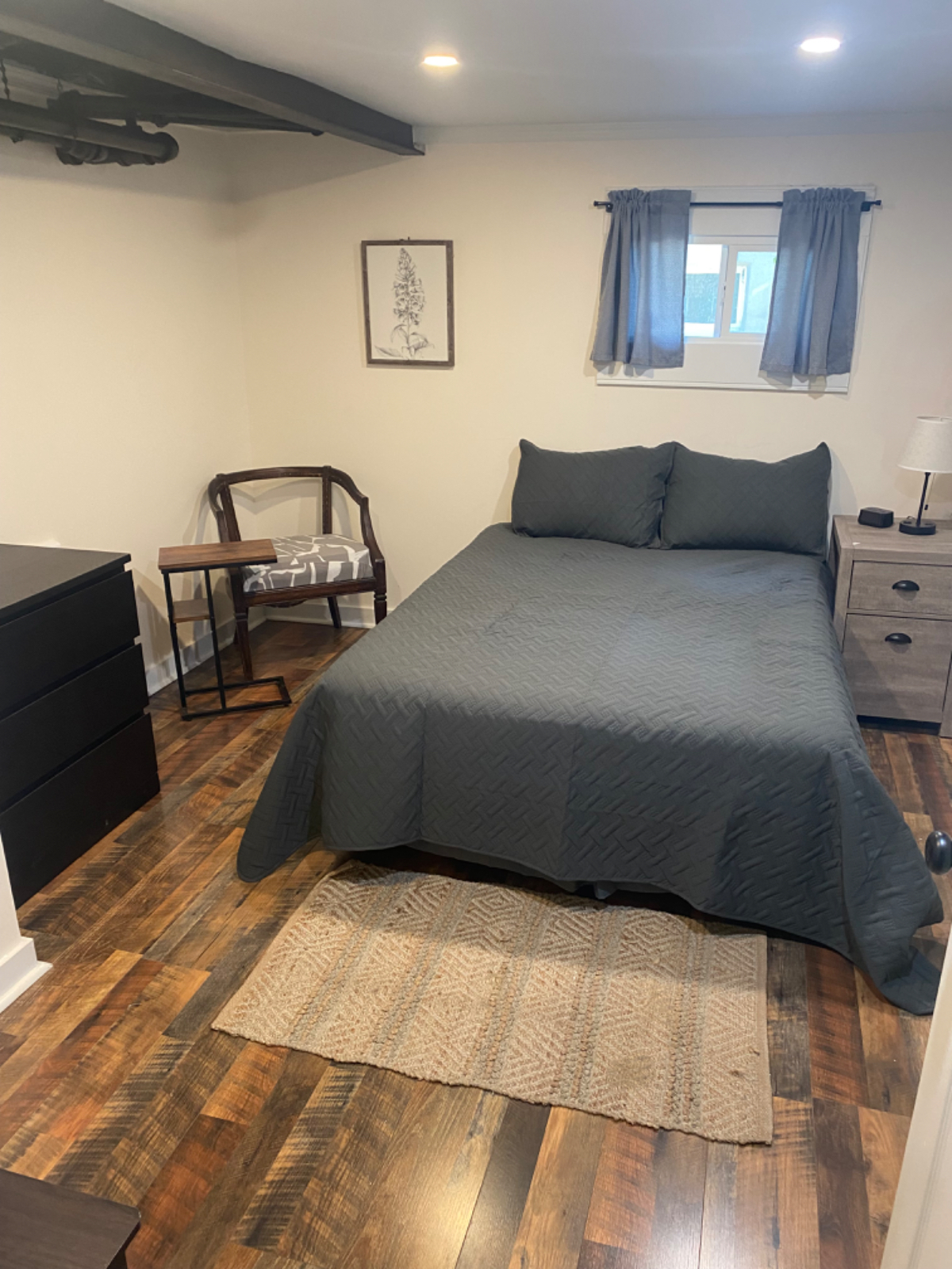 Quiet Newly Renovated 2bdr Basement Apartment - Photo 10