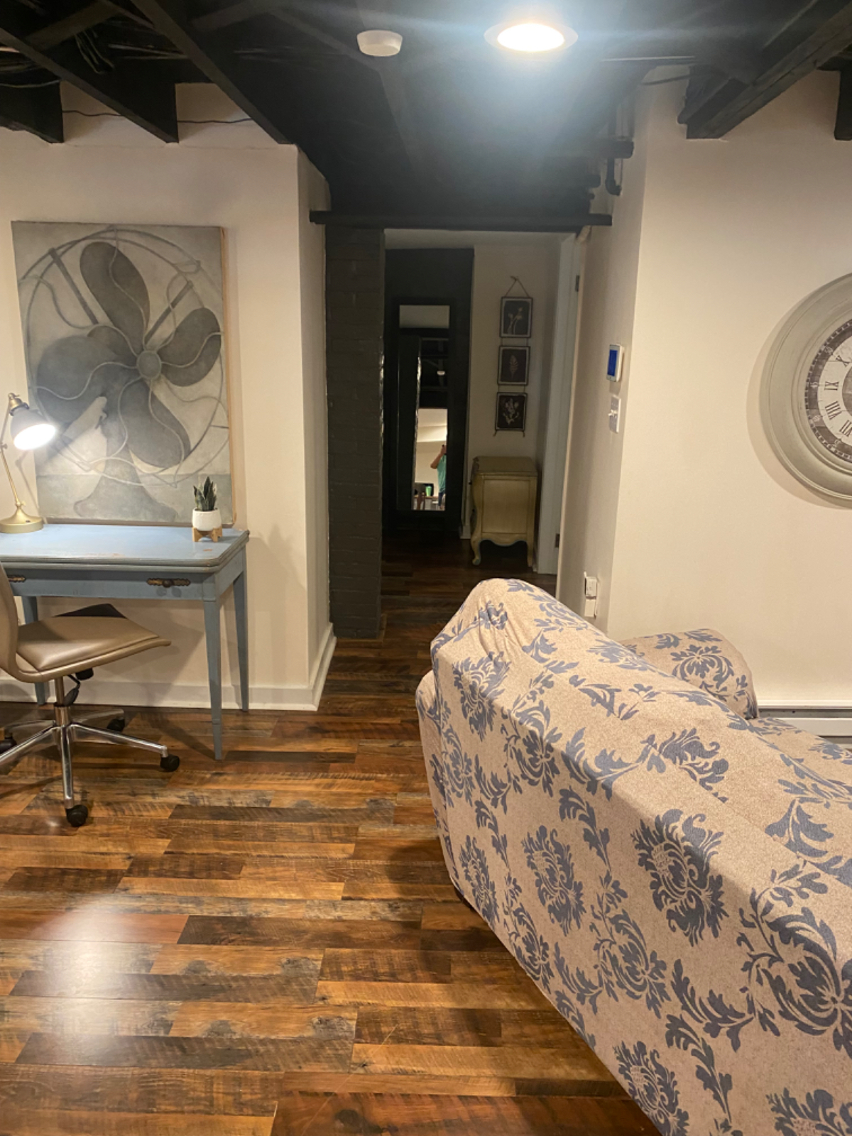 Quiet Newly Renovated 2bdr Basement Apartment - Photo 9