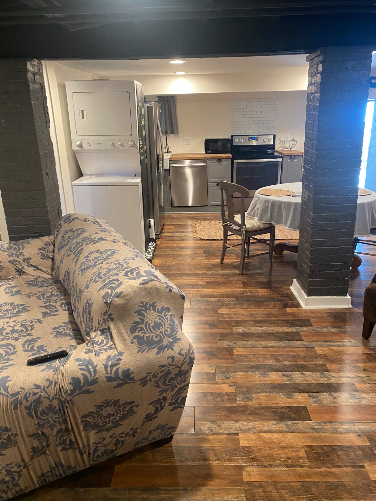 Quiet Newly Renovated 2bdr Basement Apartment - Photo 7