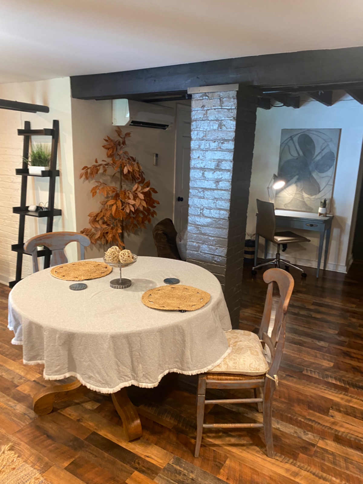 Quiet Newly Renovated 2bdr Basement Apartment - Photo 8