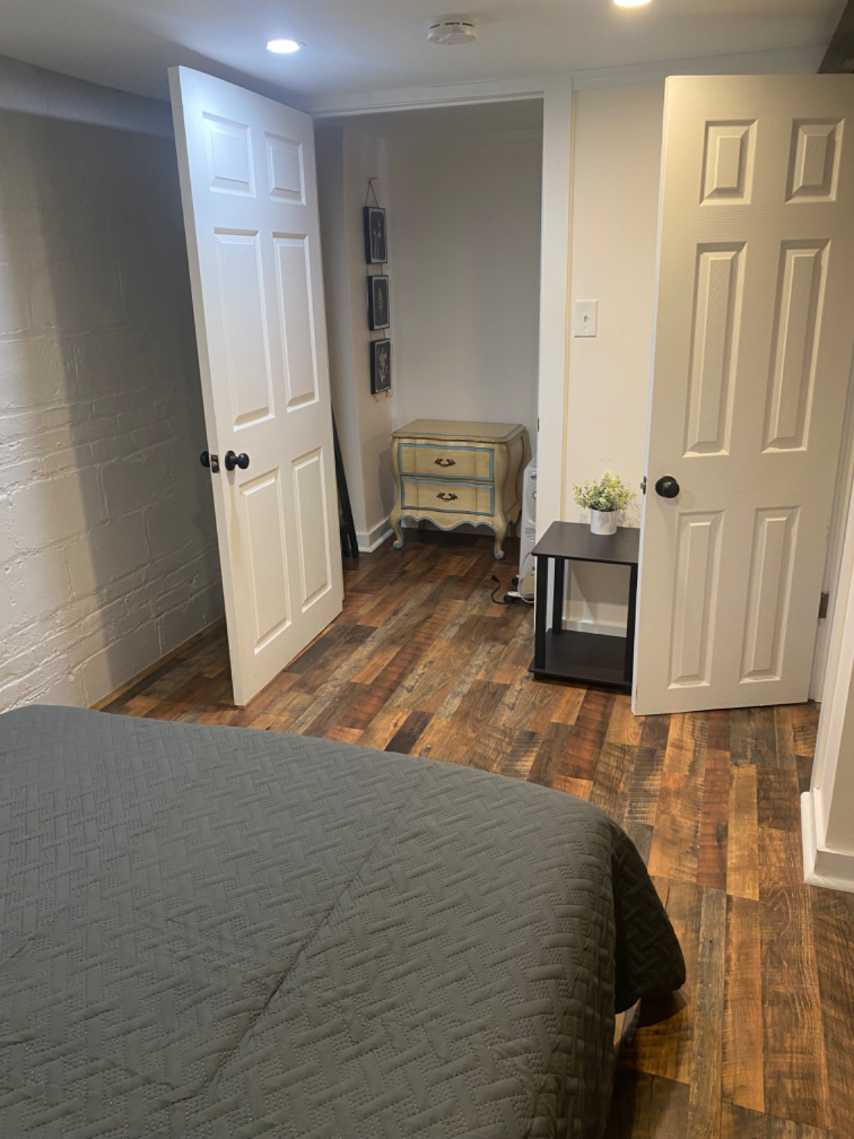 Quiet Newly Renovated 2bdr Basement Apartment - Photo 11