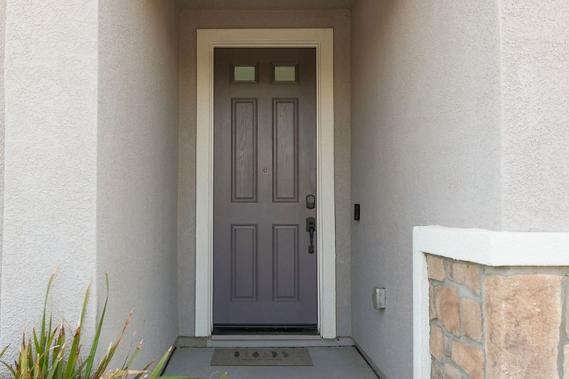 Clean and Convenient 2 Bedroom/2 Bathroom Home - Photo 2