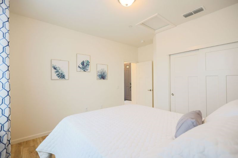 Clean and Convenient 2 Bedroom/2 Bathroom Home - Photo 5