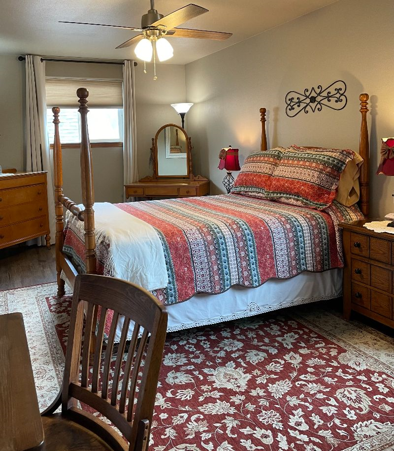 Large Queen room with en-suite
