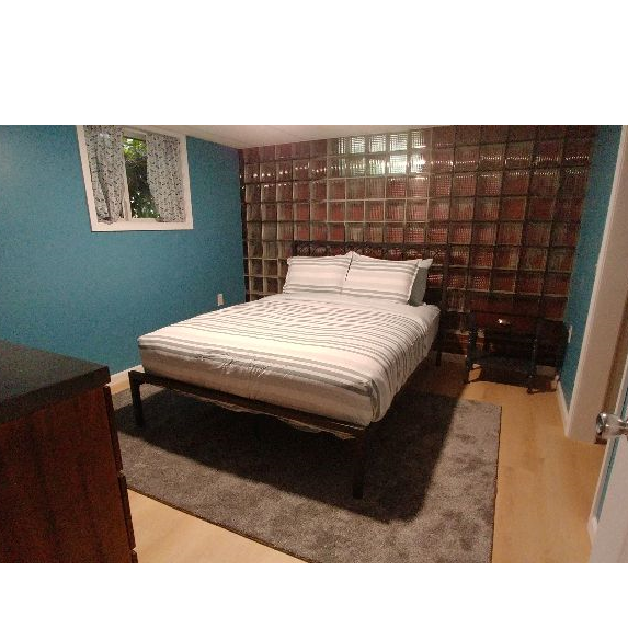 Beautiful Apartment with Everything Included - Photo 11